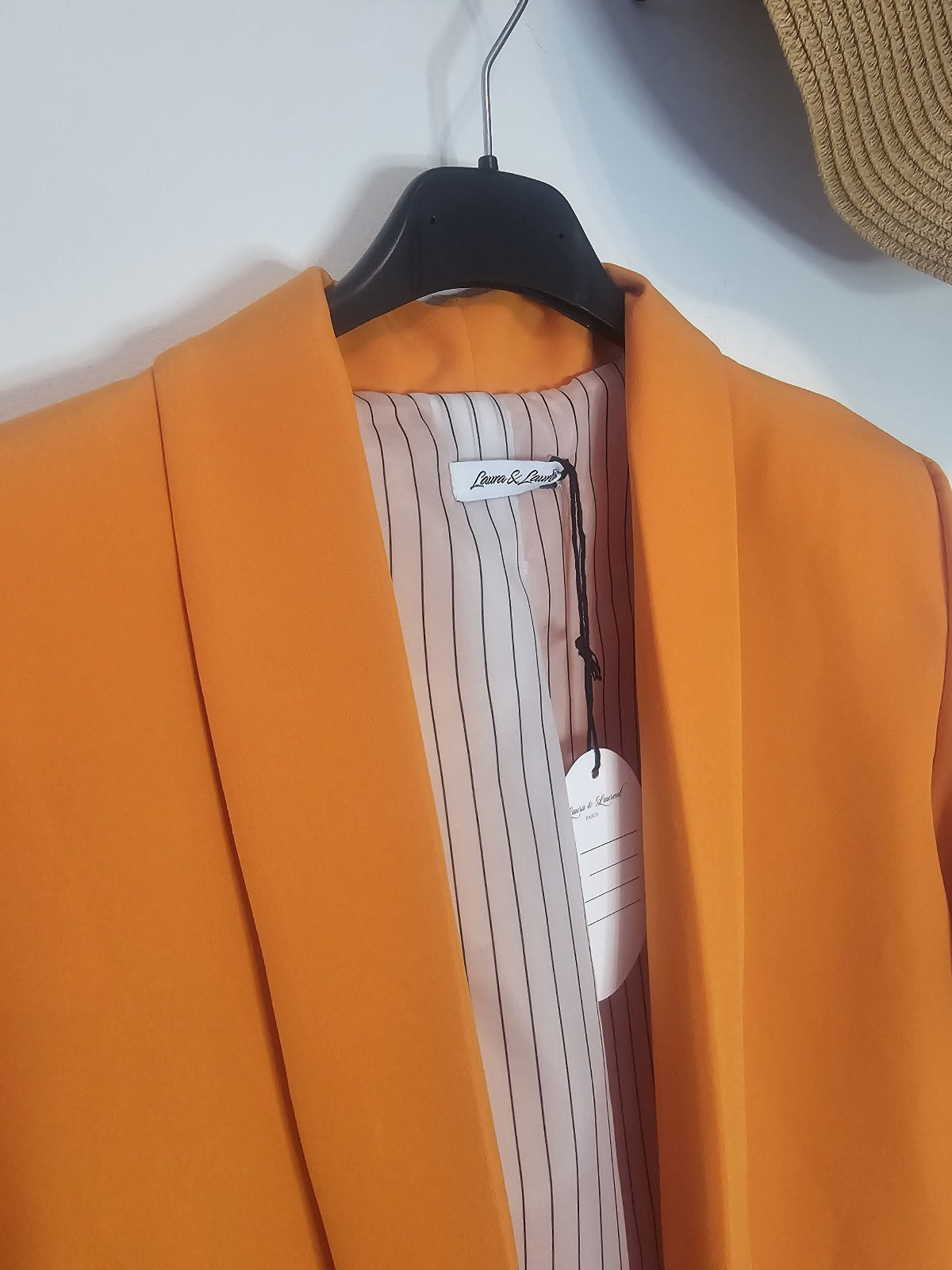 AVP PASSION Blazer Femme Élégant Orange Doux à Manches Longues Coupe Droite avec Doublure Rayée & Fausses Poches Avant – Tissu Léger et Confortable – Look Chic Décontracté
