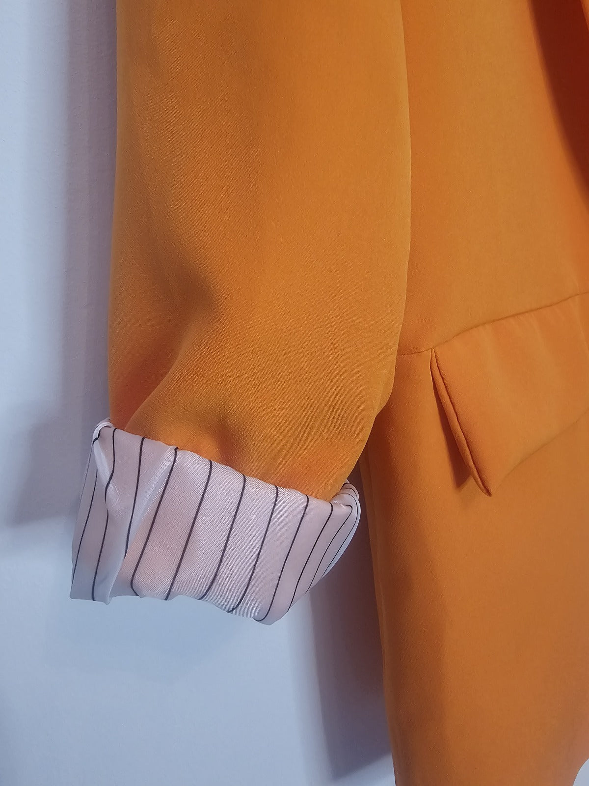 AVP PASSION Blazer Femme Élégant Orange Doux à Manches Longues Coupe Droite avec Doublure Rayée & Fausses Poches Avant – Tissu Léger et Confortable – Look Chic Décontracté