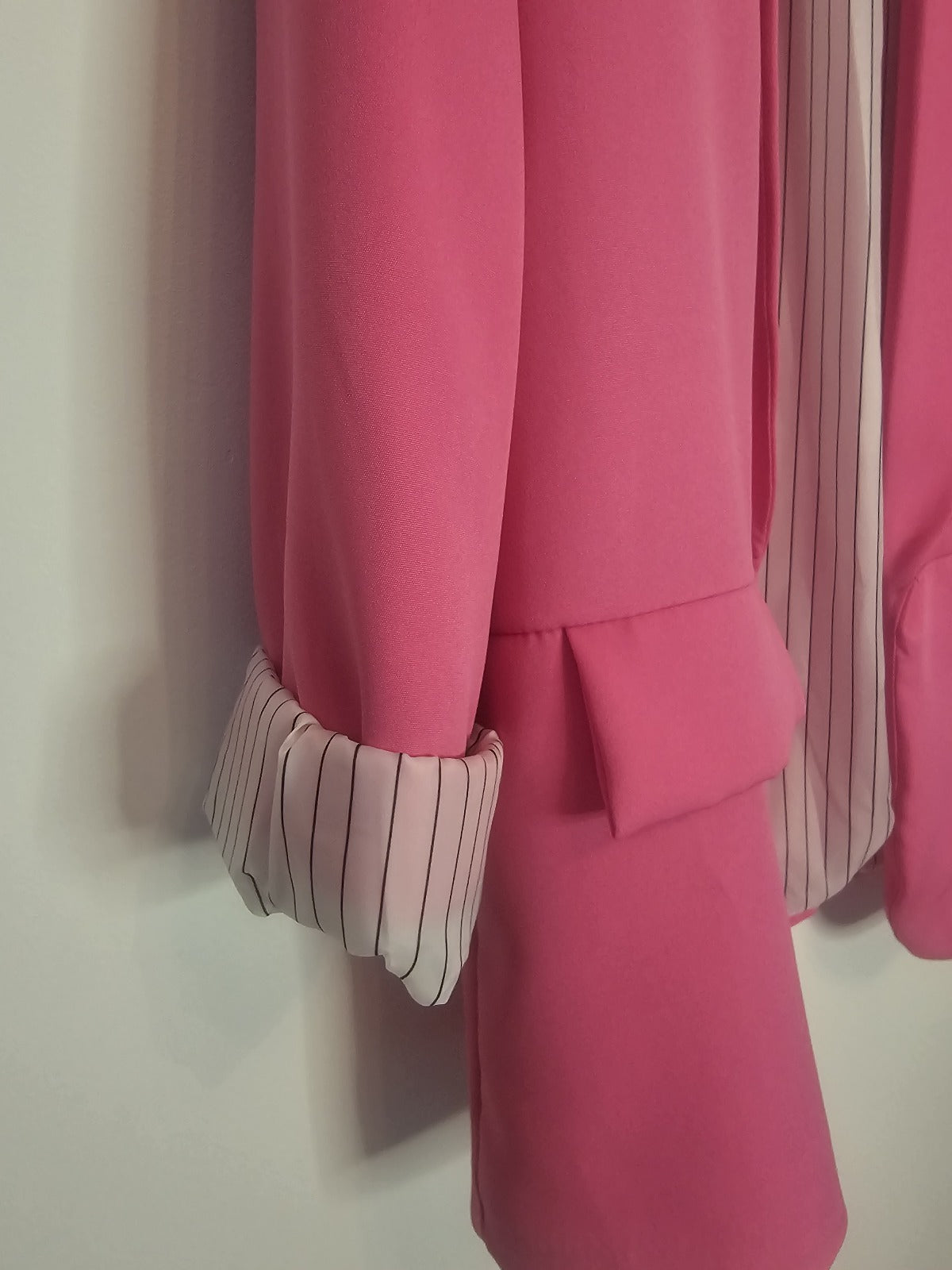 Blazer Femme Élégant Rose Poudré à Manches Longues Coupe Droite avec Doublure Rayée & Fausses Poches Avant – Tissu Léger et Confortable – Look Chic Décontracté