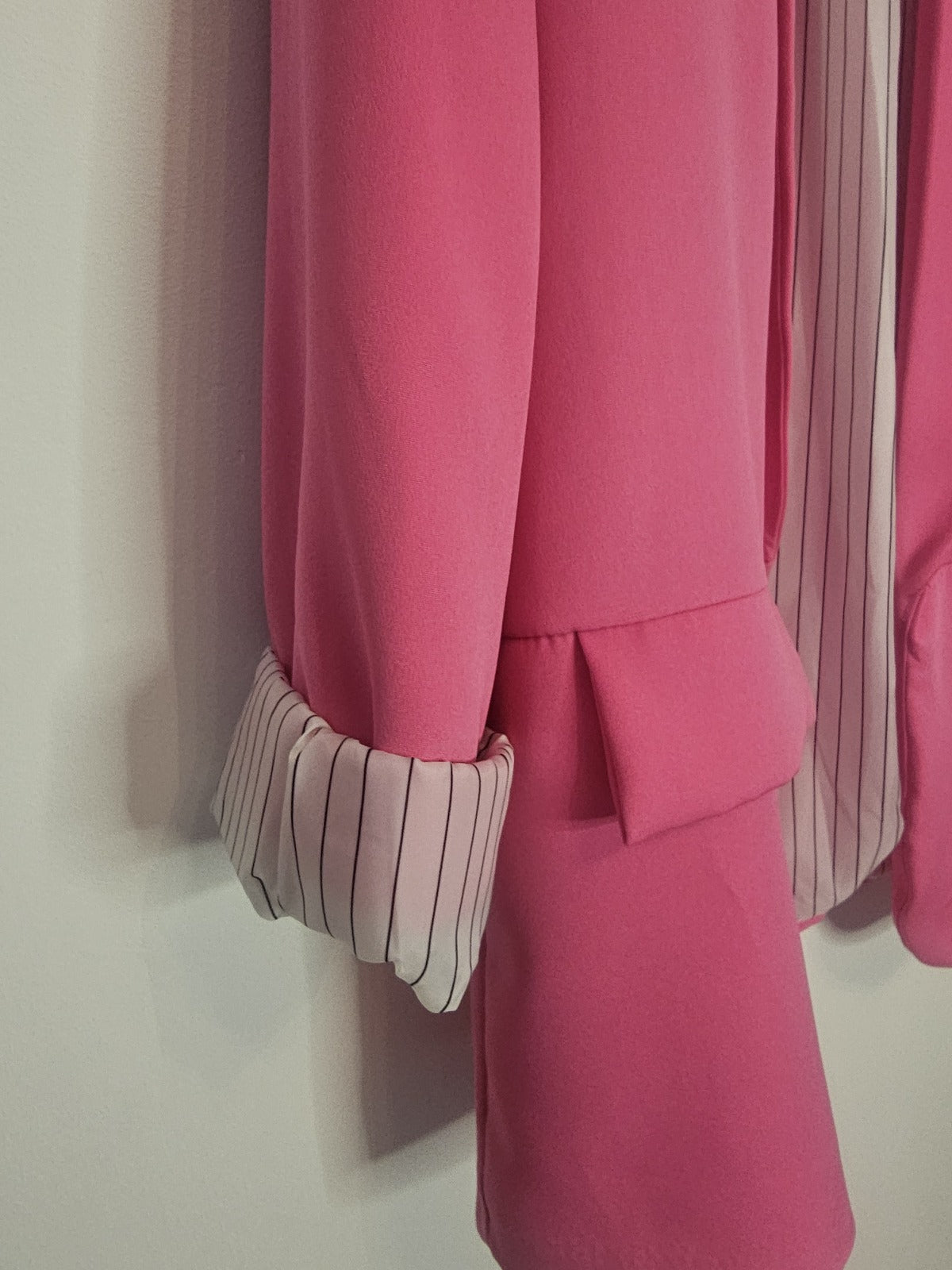 Blazer Femme Élégant Rose Poudré à Manches Longues Coupe Droite avec Doublure Rayée & Fausses Poches Avant – Tissu Léger et Confortable – Look Chic Décontracté