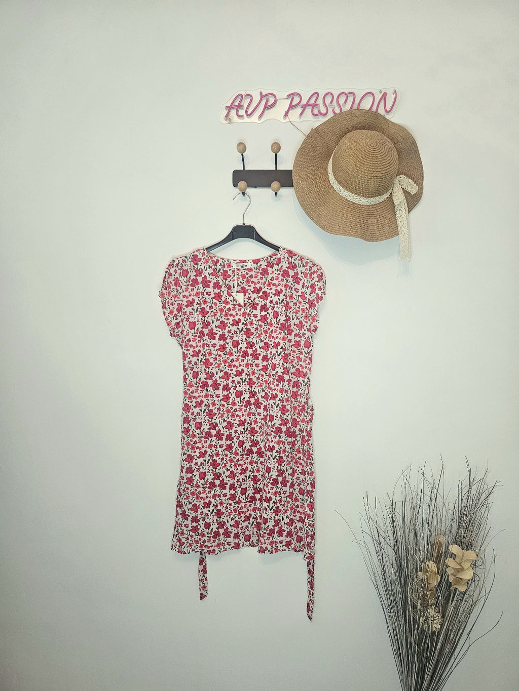 Robe Courte Fleurie 100% Polyester Tailles S M L Été Chic Imprimé Floral Rouge Rose Sur Fond Blanc Avec Ceinture Intégrée