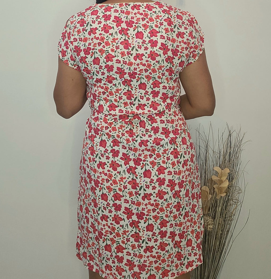 Robe Courte Fleurie 100% Polyester Tailles S M L Été Chic Imprimé Floral Rouge Rose Sur Fond Blanc Avec Ceinture Intégrée