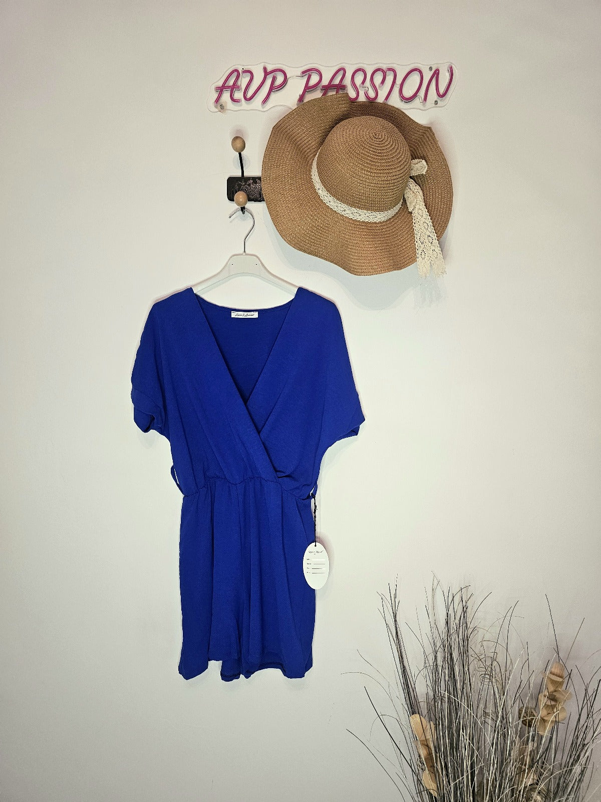 Combinaison Ceinturée à Col en V – Look Estival Élégant | Combinaison Bleue Ceinturée – Tenue Décontractée et Chic