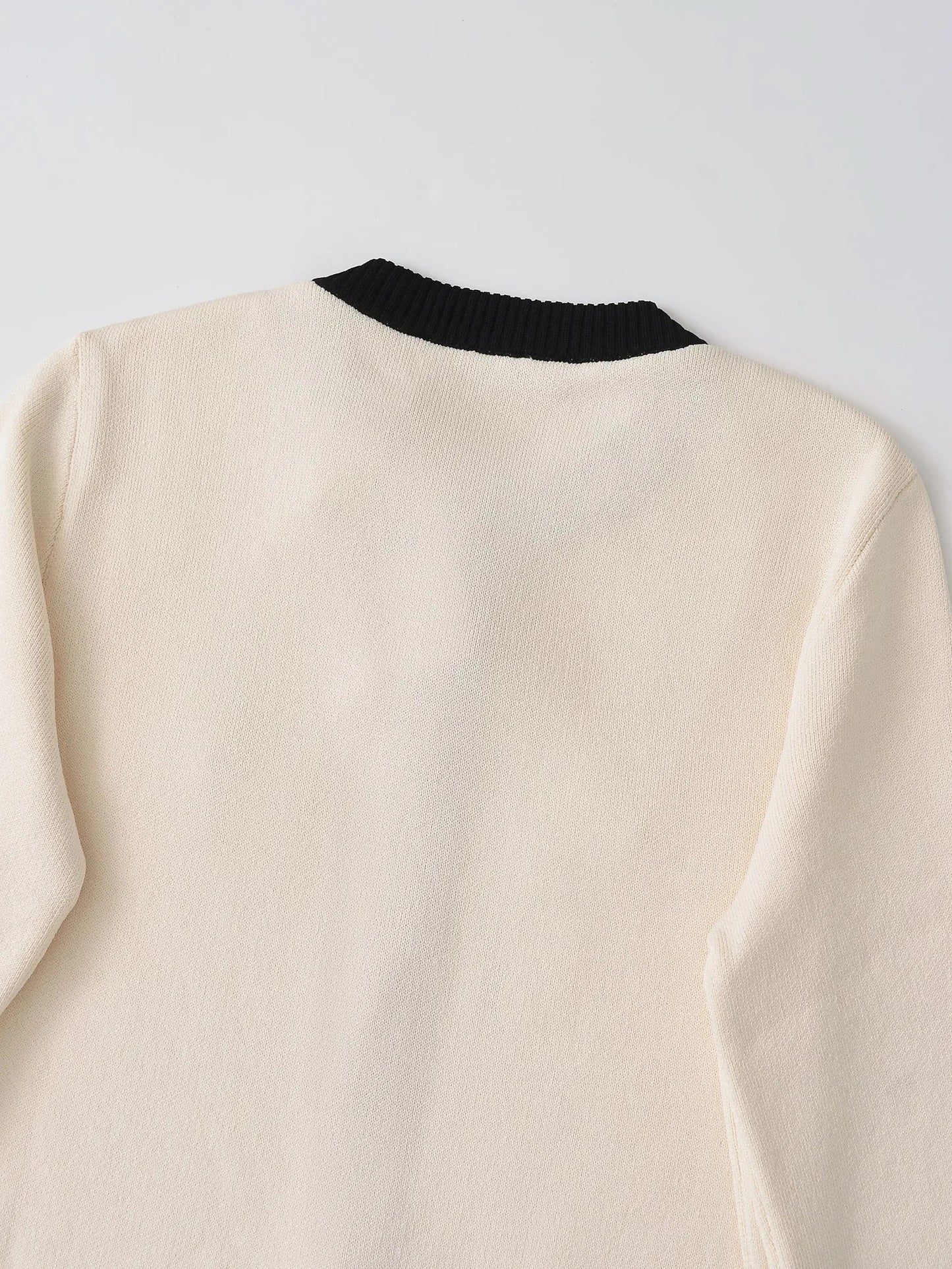 Cardigan Chic Noir & Blanc – Boutons Dorés