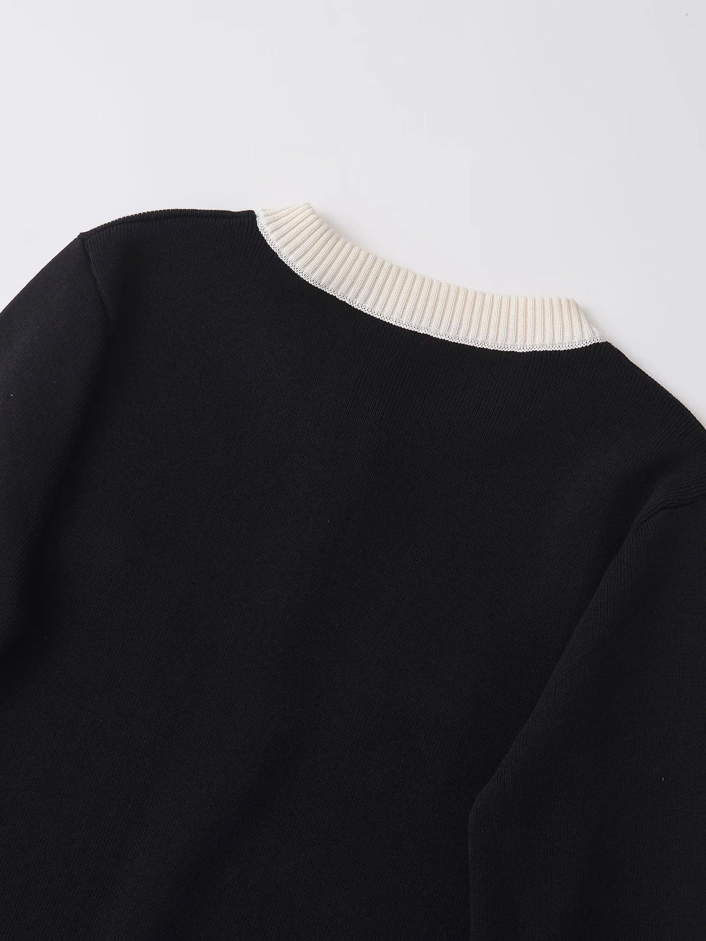 Cardigan Chic Noir & Blanc – Boutons Dorés