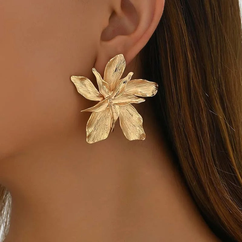 AVP PASSION : Boucles d'oreilles vintage à motif floral doré