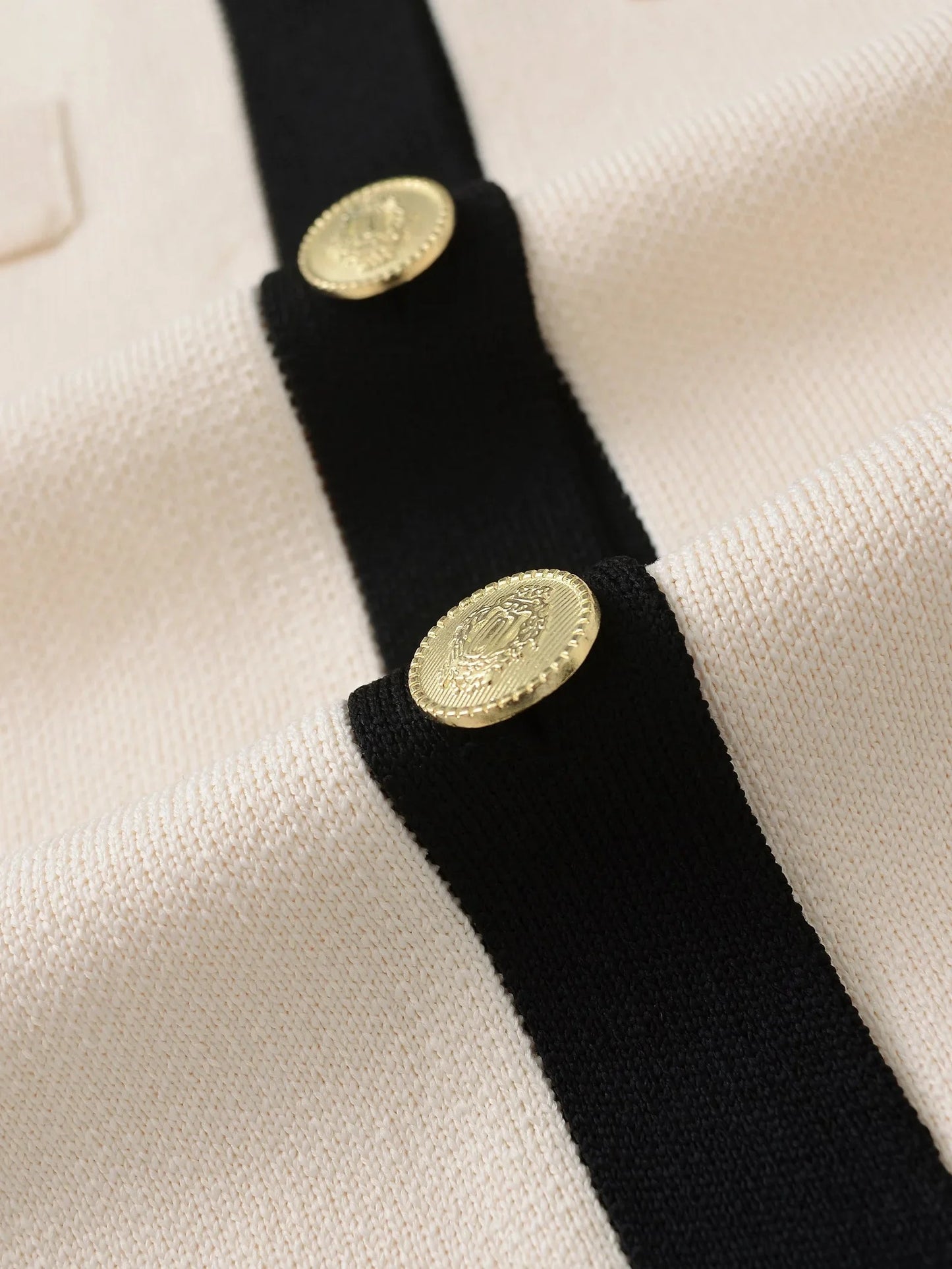 Cardigan Chic Noir & Blanc – Boutons Dorés