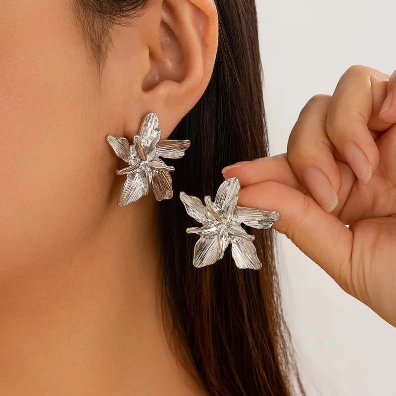 AVP PASSION : Boucles d'oreilles vintage à motif floral doré