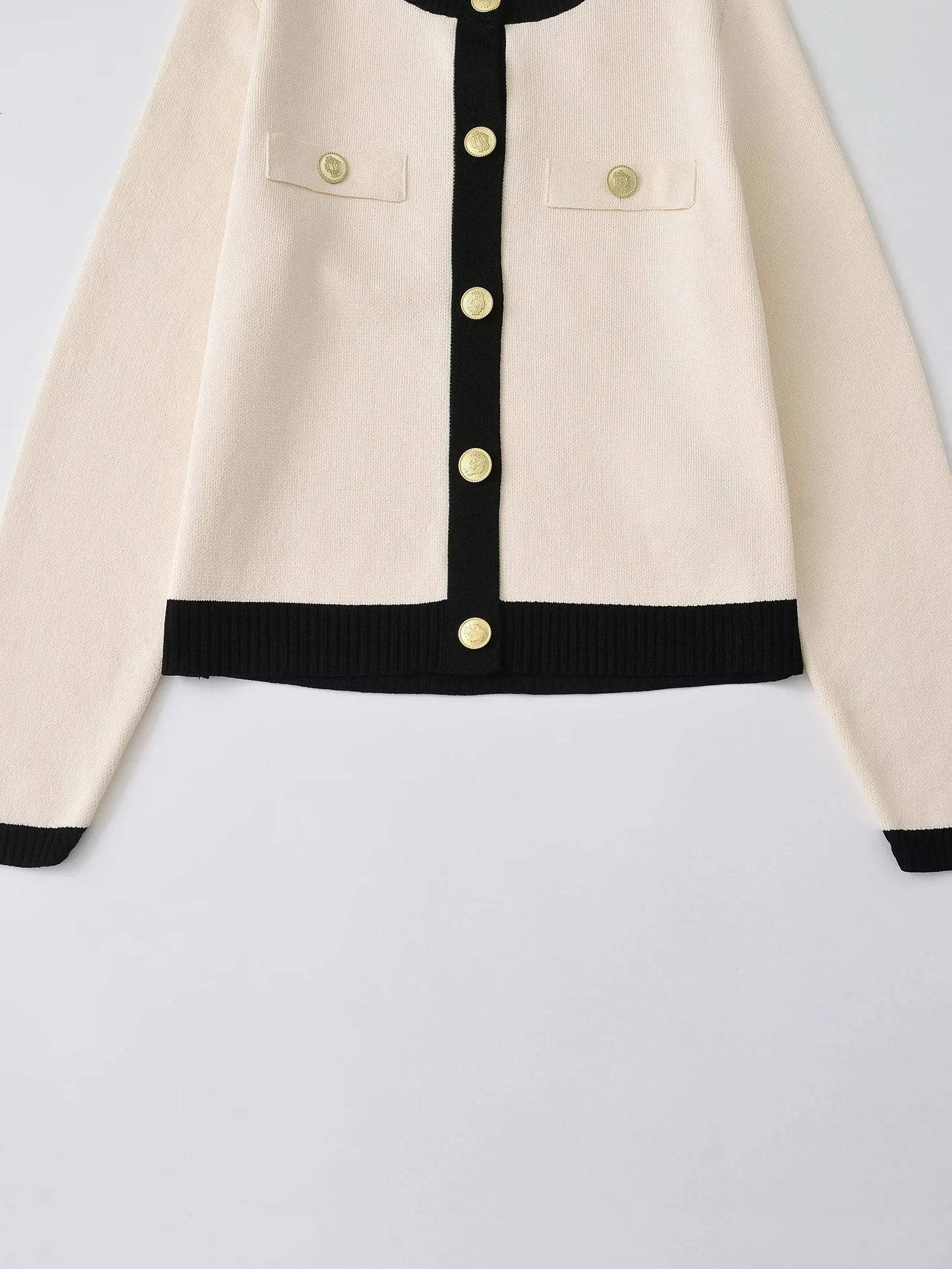 Cardigan Chic Noir & Blanc – Boutons Dorés