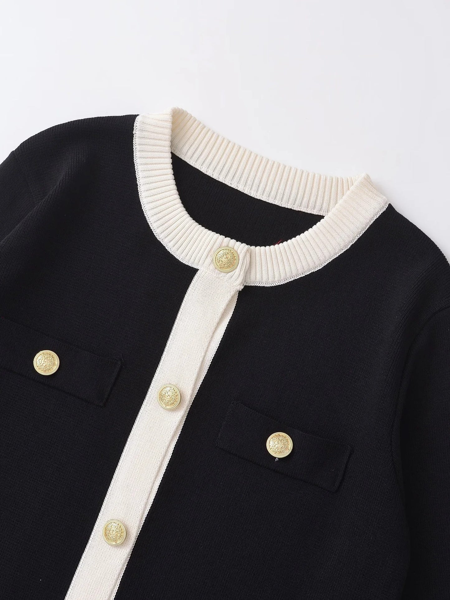 Cardigan Chic Noir & Blanc – Boutons Dorés