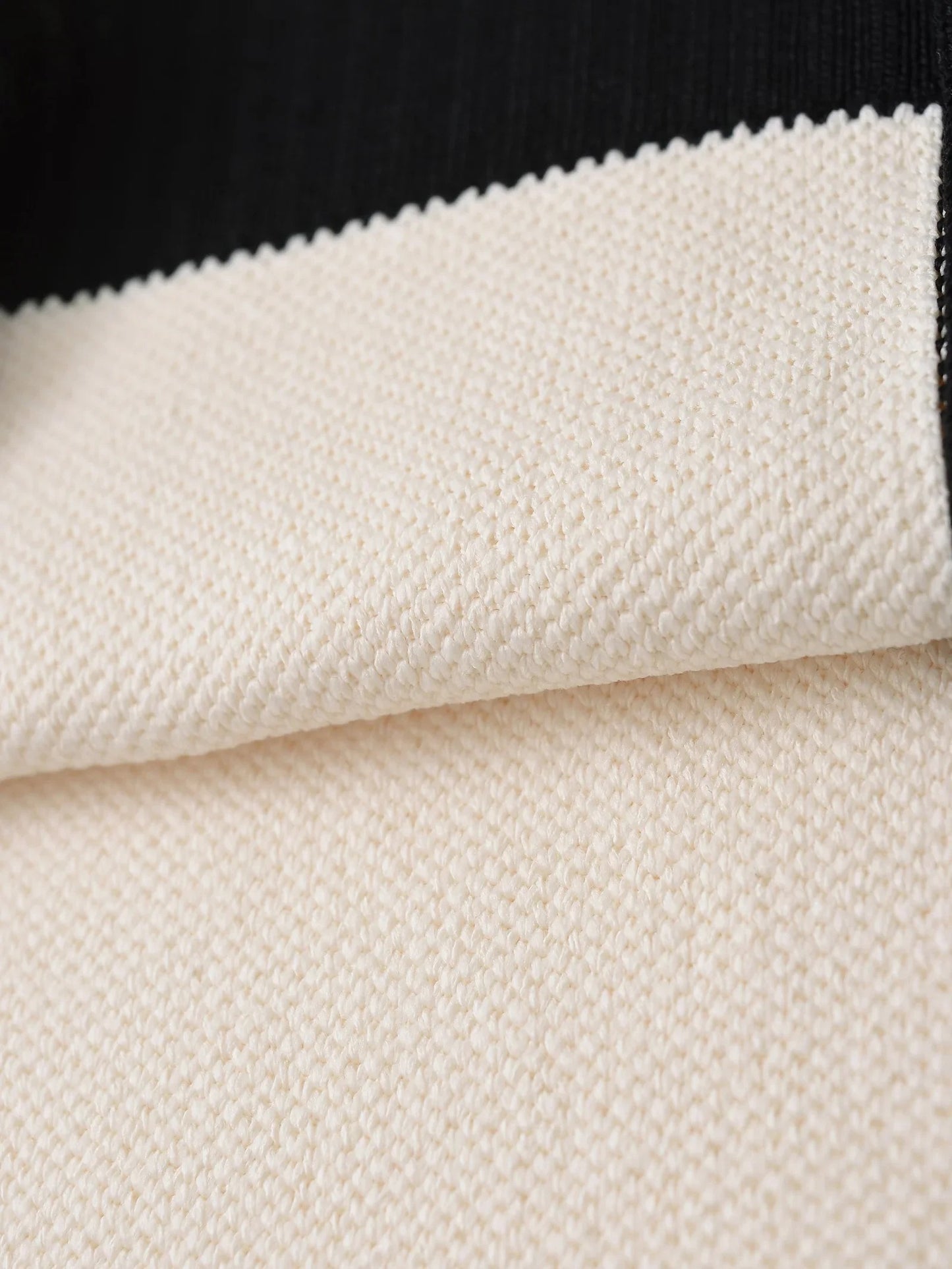 Cardigan Chic Noir & Blanc – Boutons Dorés