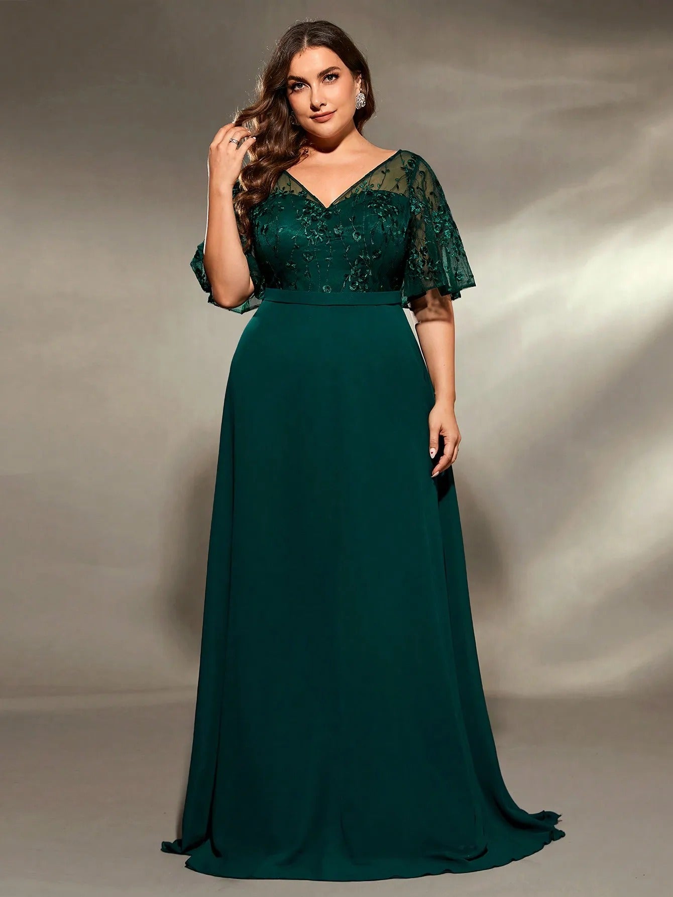 AVP PASSION – Robe de Soirée Col V en Mousseline Brodée