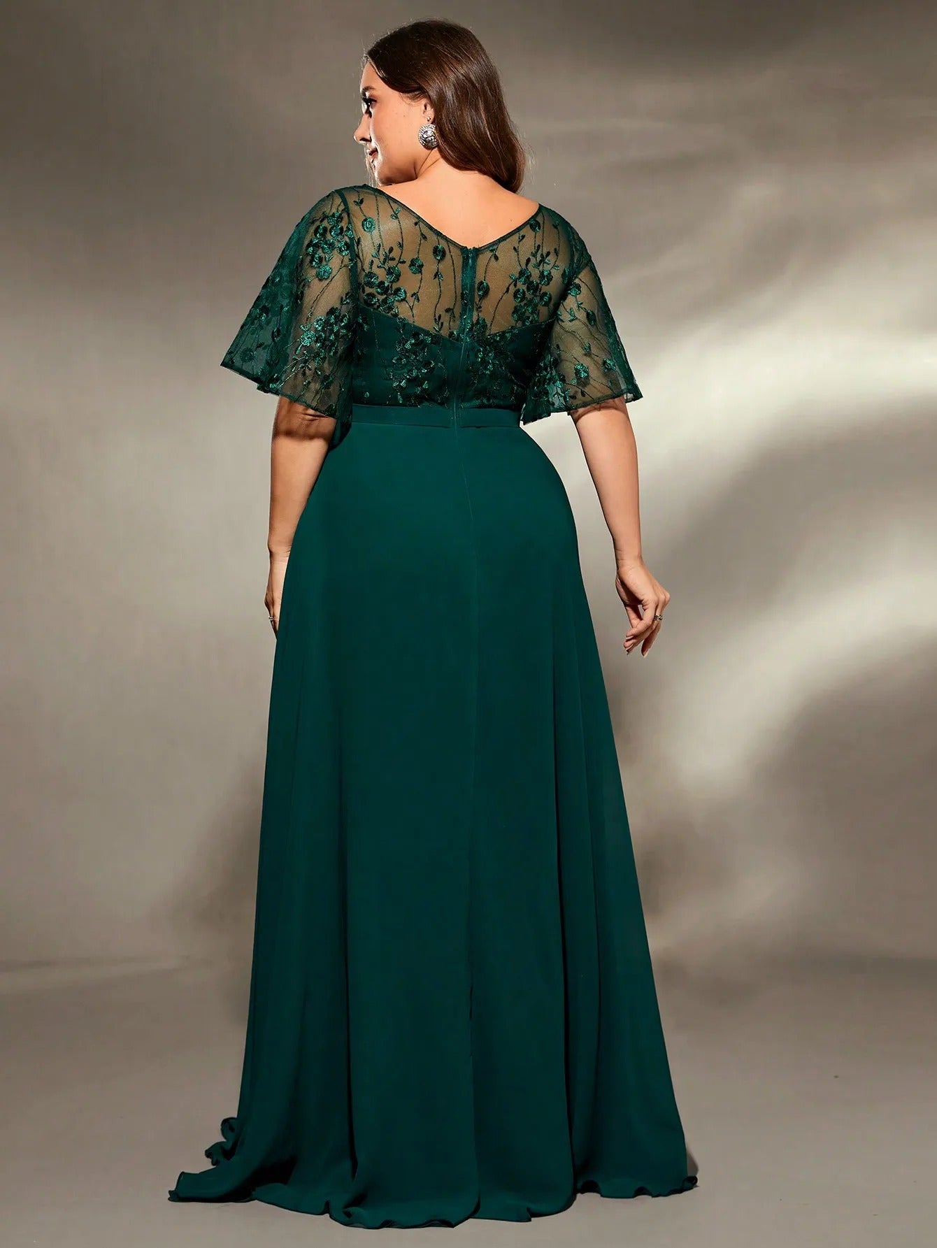 AVP PASSION – Robe de Soirée Col V en Mousseline Brodée