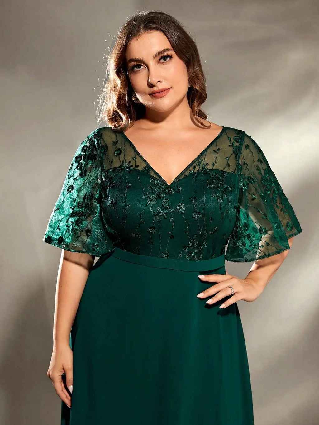 AVP PASSION – Robe de Soirée Col V en Mousseline Brodée