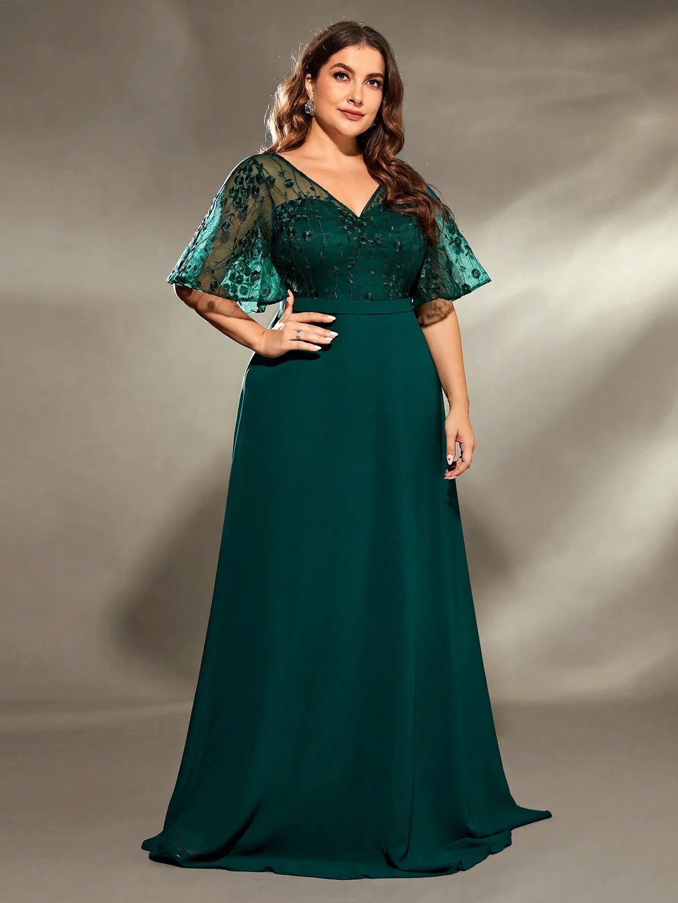 AVP PASSION – Robe de Soirée Col V en Mousseline Brodée