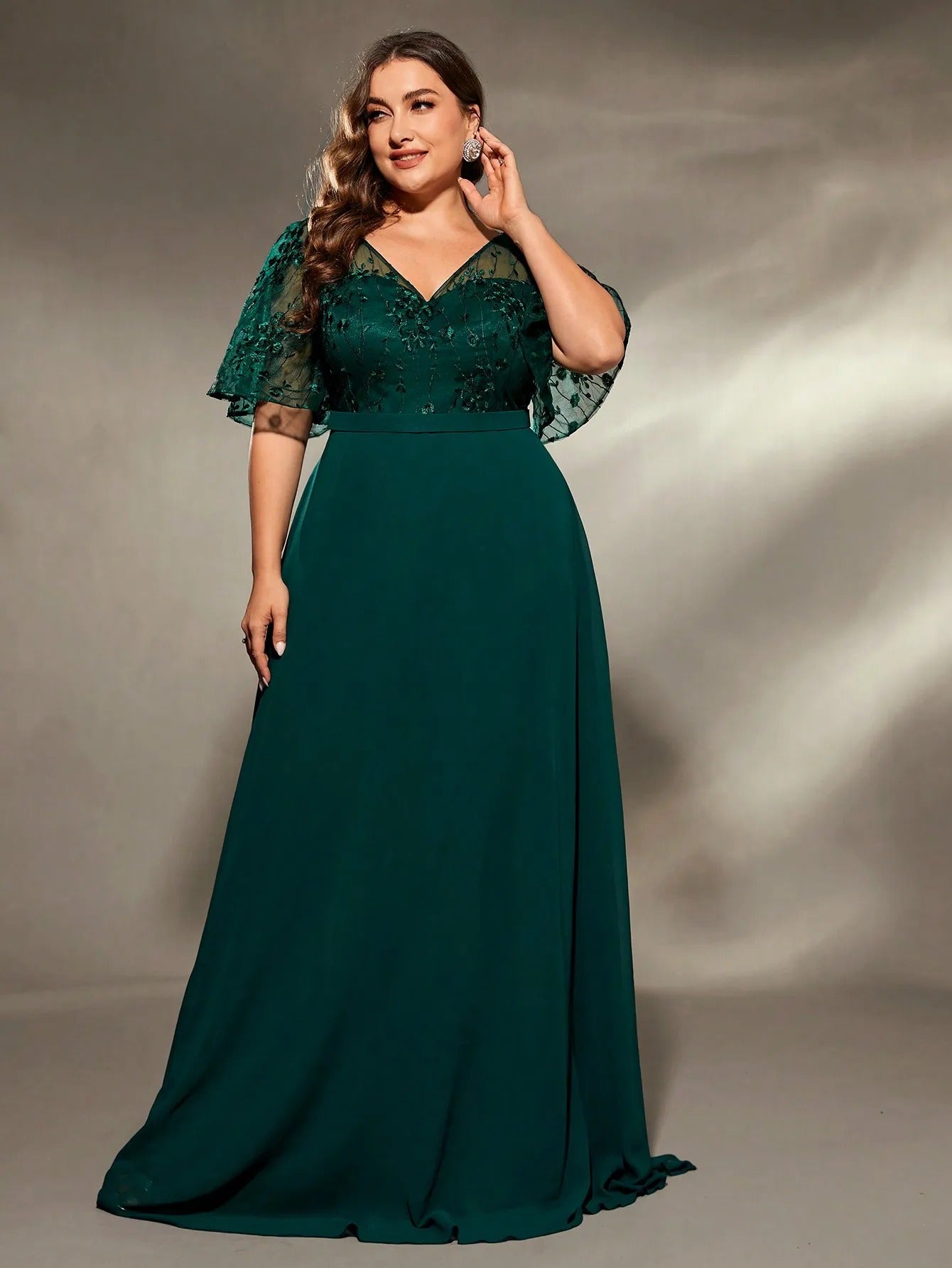 AVP PASSION – Robe de Soirée Col V en Mousseline Brodée