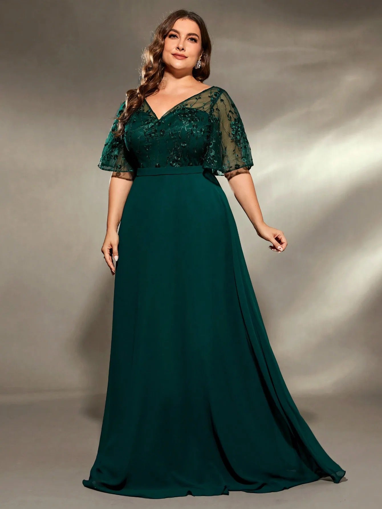 AVP PASSION – Robe de Soirée Col V en Mousseline Brodée